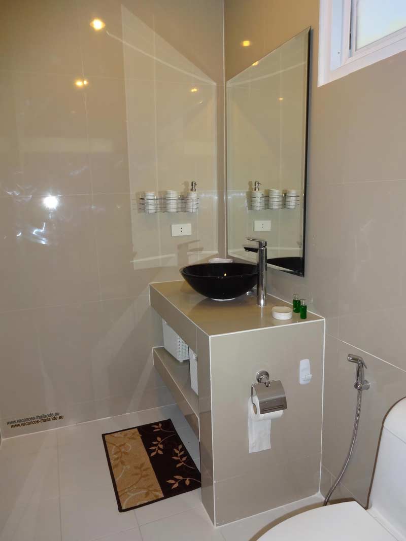 bathroom-2-White---villa-koh-samui-thailand-800